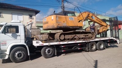 Transporte de máquinas pesadas em Cubatão